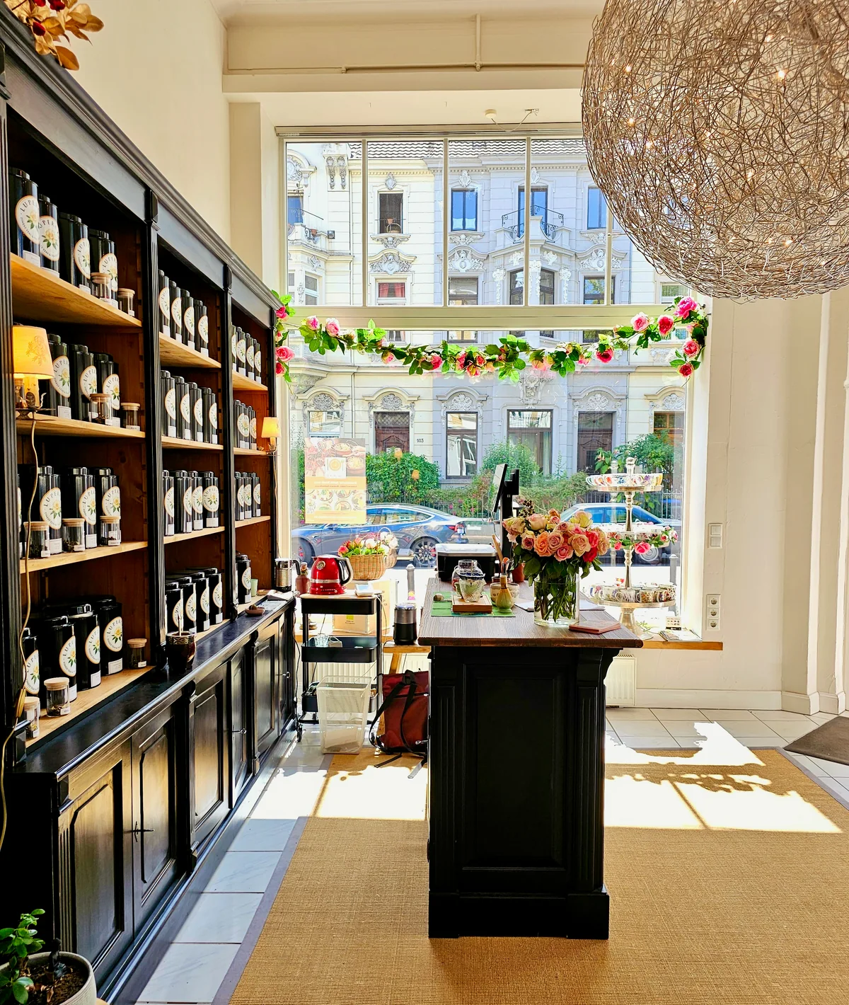 Sonnenlicht im Lupercia Salon mit Teeregal, Blumen und Blick auf die Bonner Südstadt